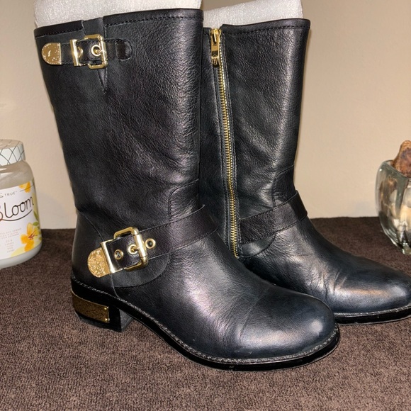 Black boots; gold hardware w/inside zipper; very nice & comfortable. - Picture 13 of 15